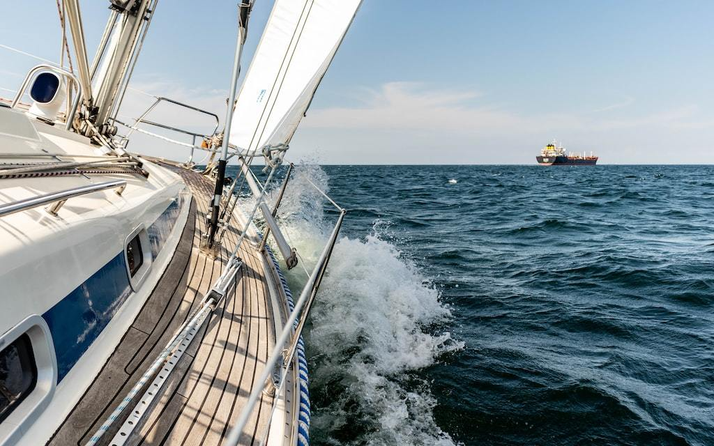 Lire la suite à propos de l’article Quelles sont les meilleures pratiques pour entretenir ses voiles de bateau ?